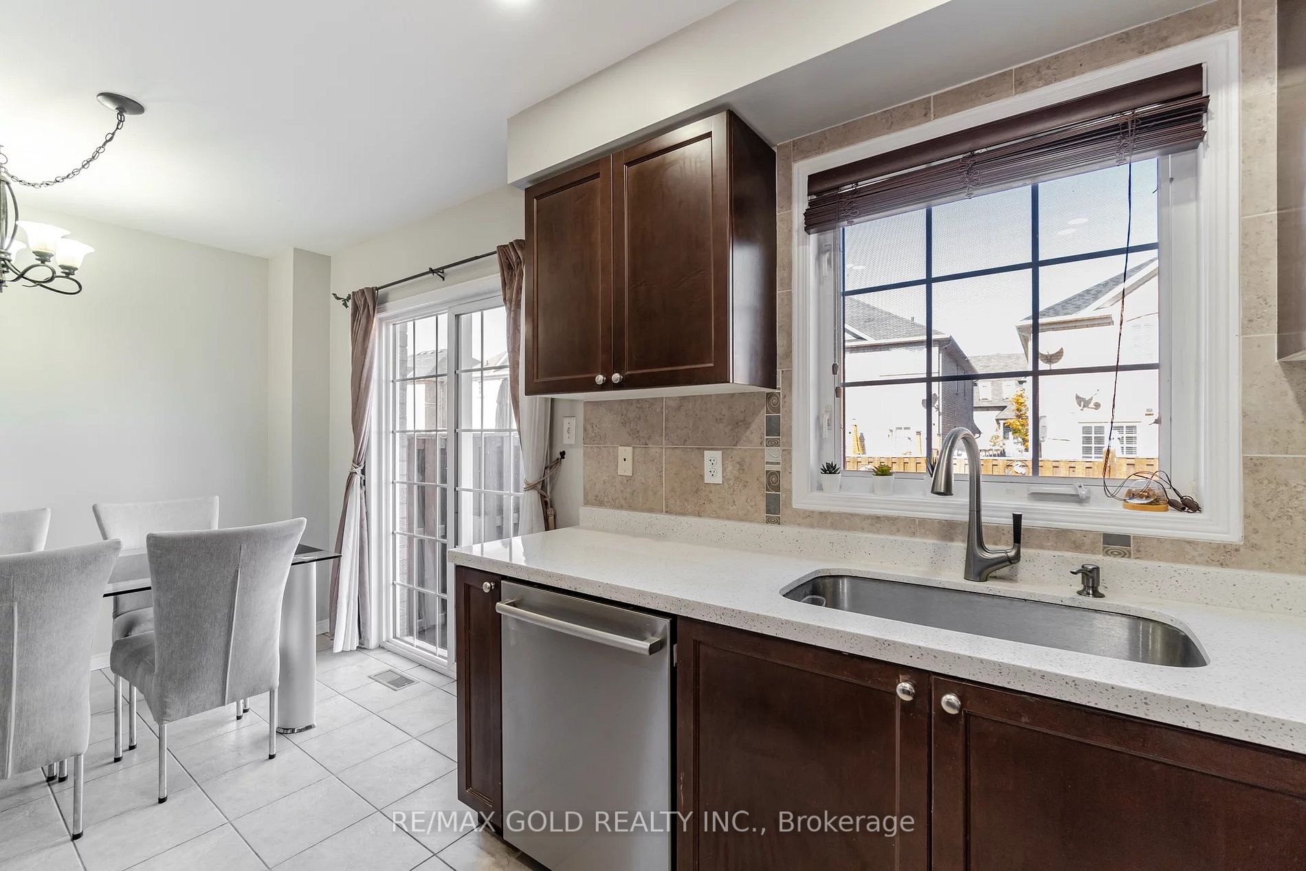 122 Crystalview Cres