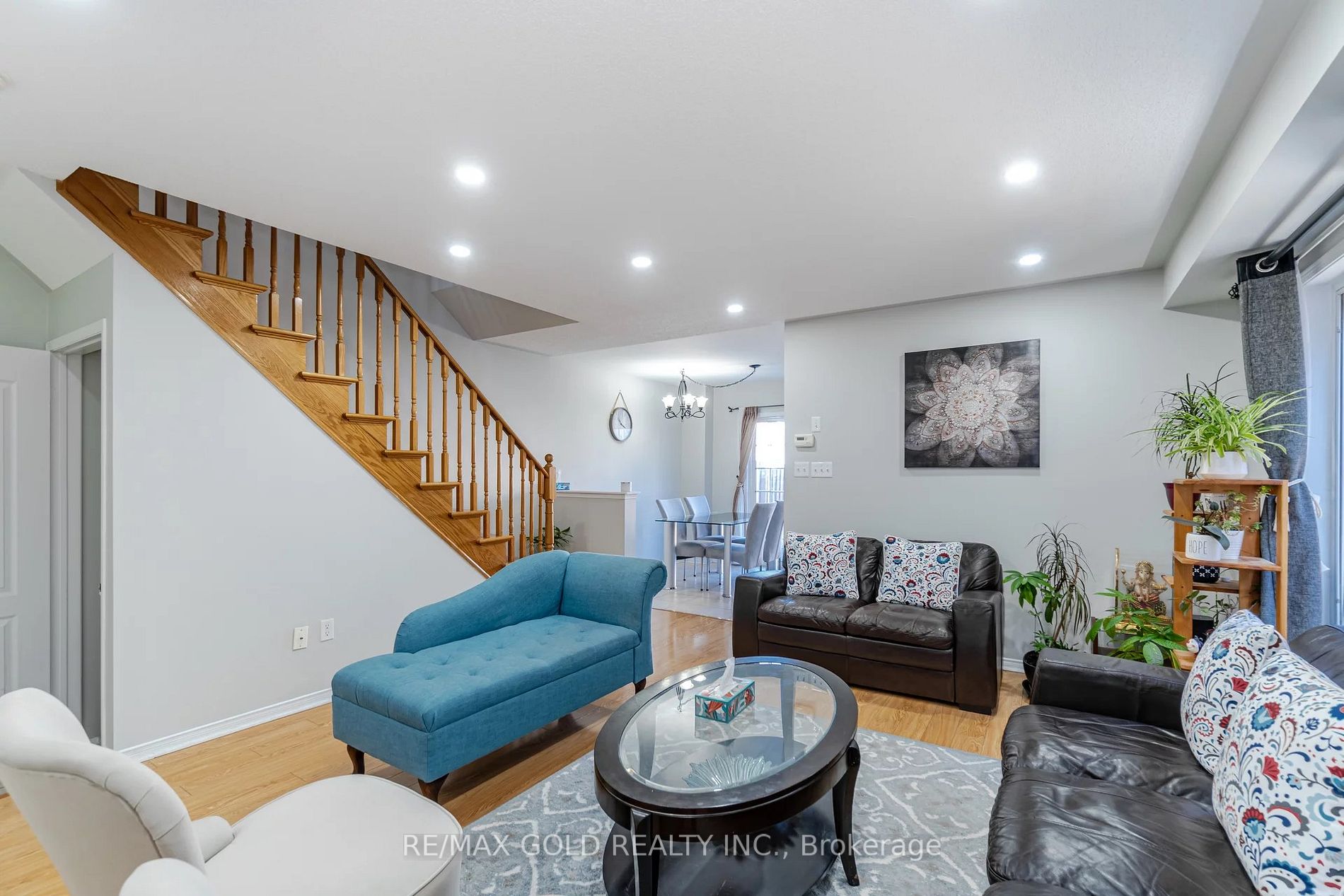 122 Crystalview Cres