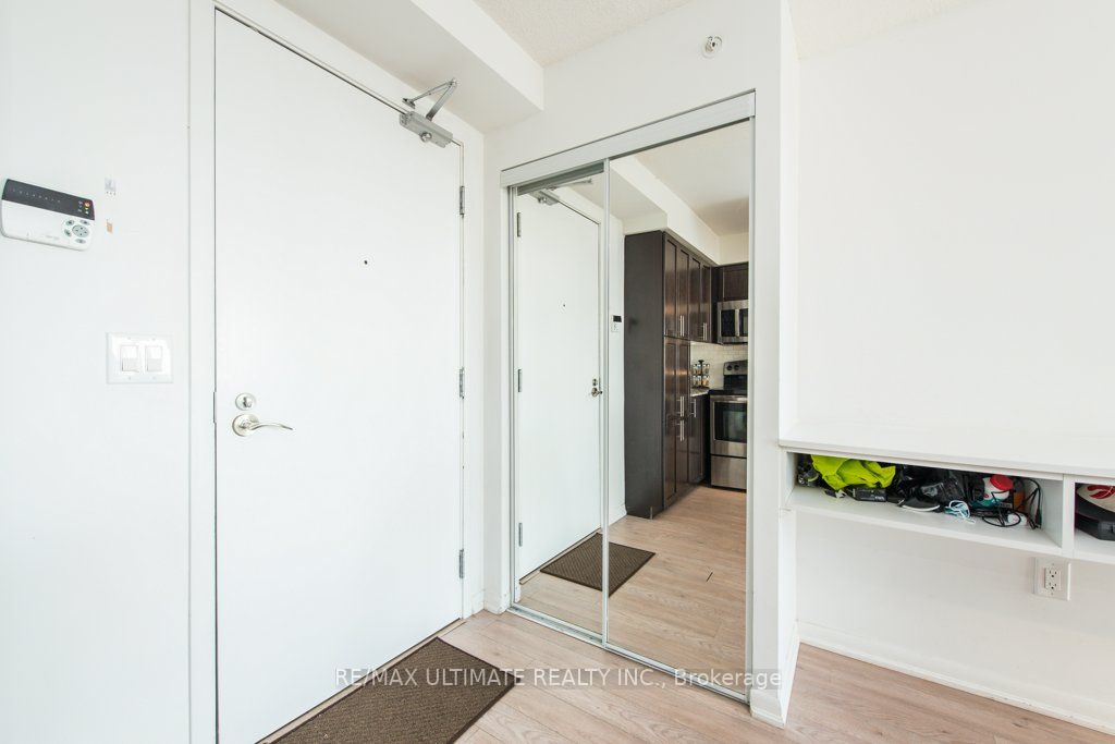 830 Lawrence Ave W, #909