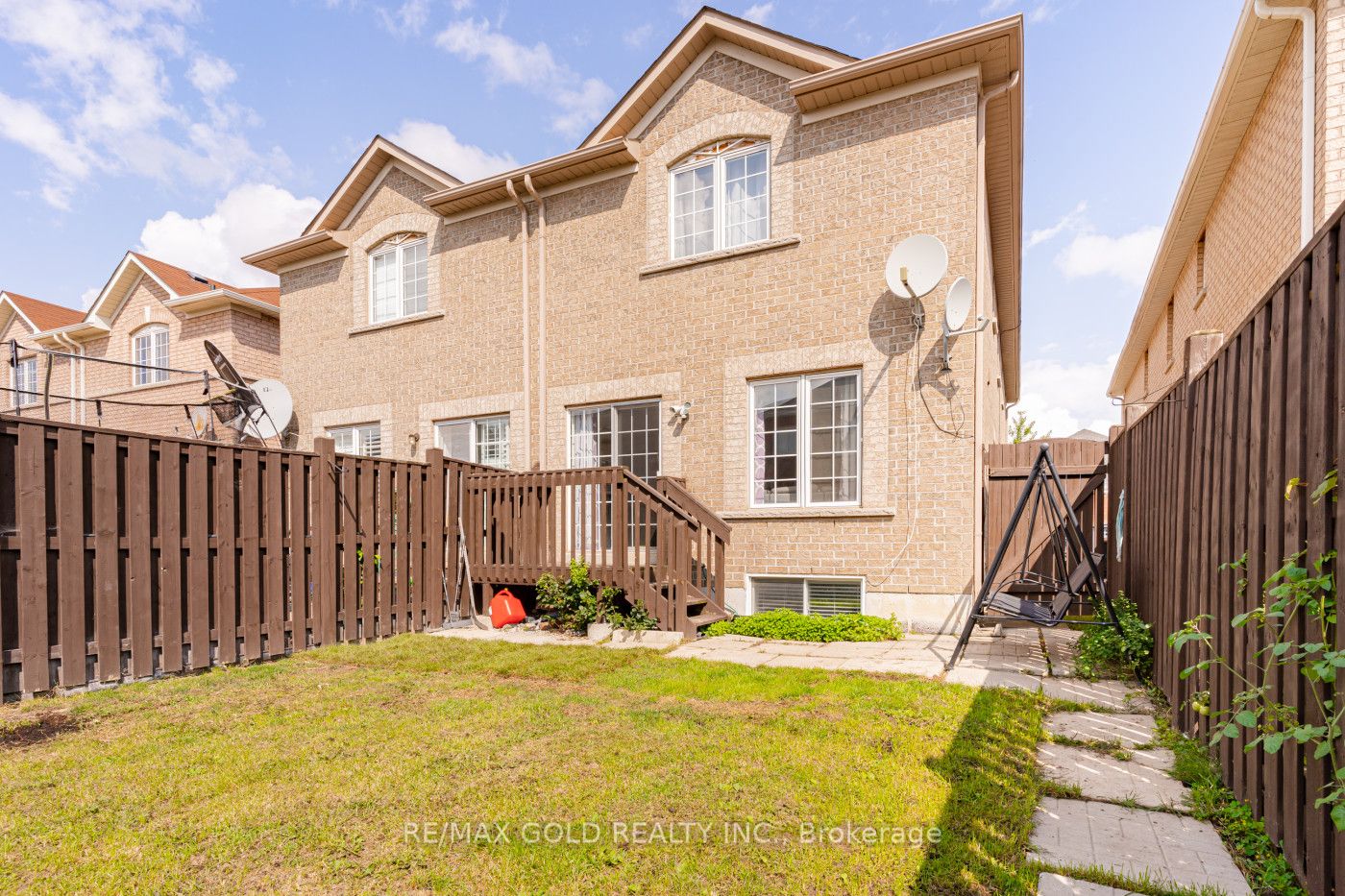 95 Crystalview Cres