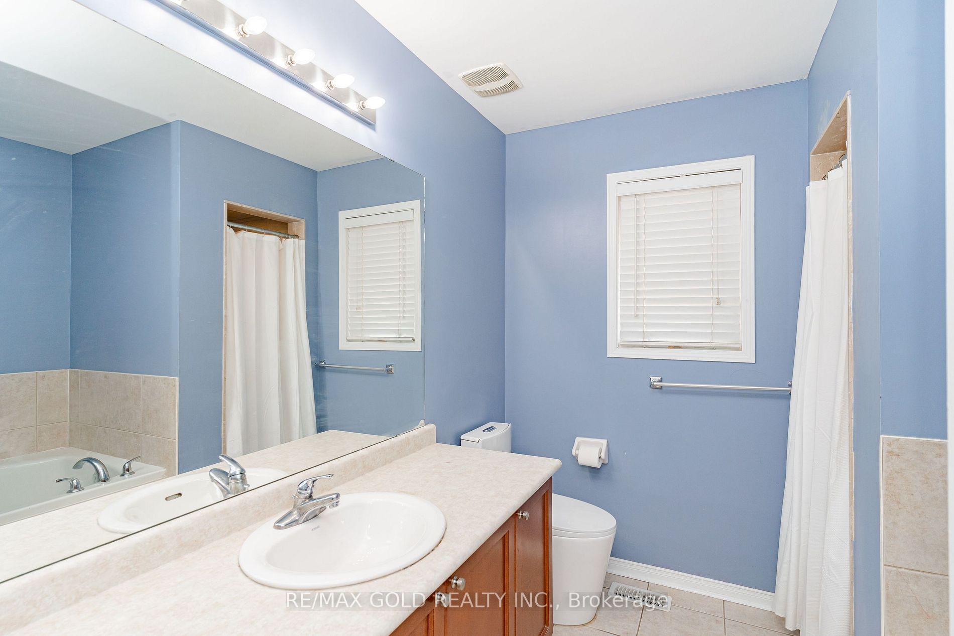 95 Crystalview Cres