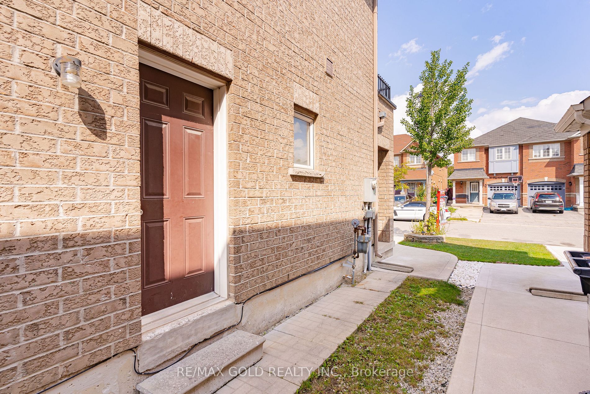 95 Crystalview Cres