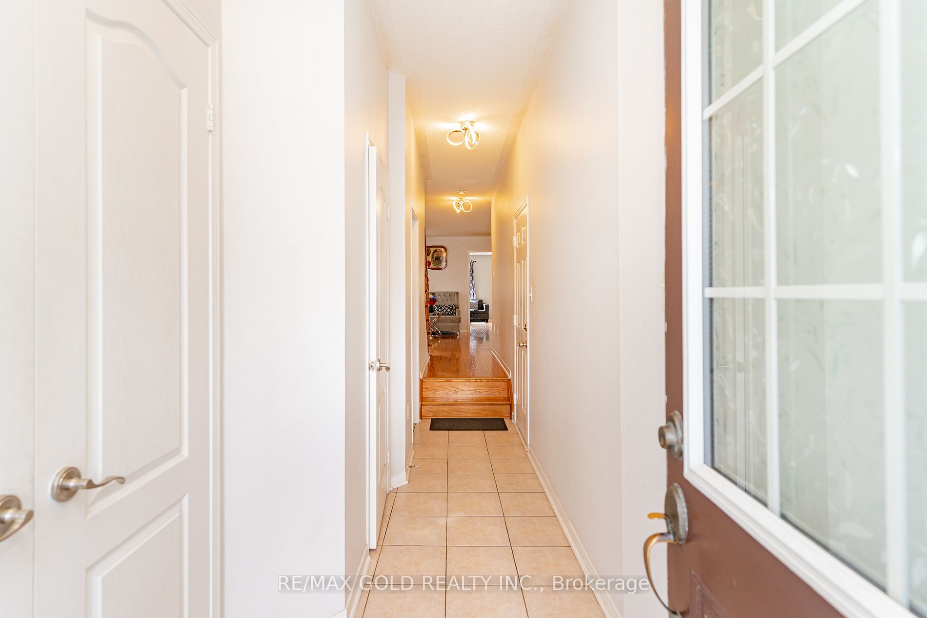 95 Crystalview Cres