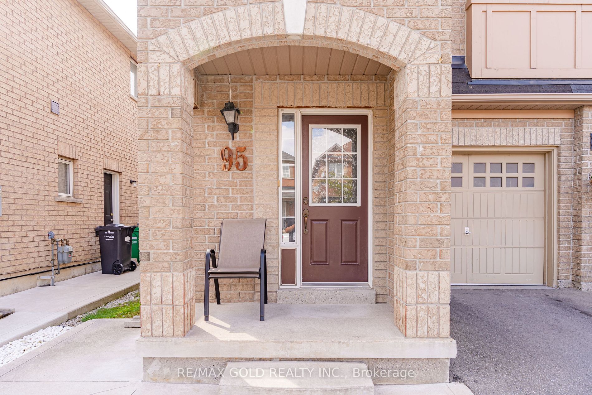 95 Crystalview Cres