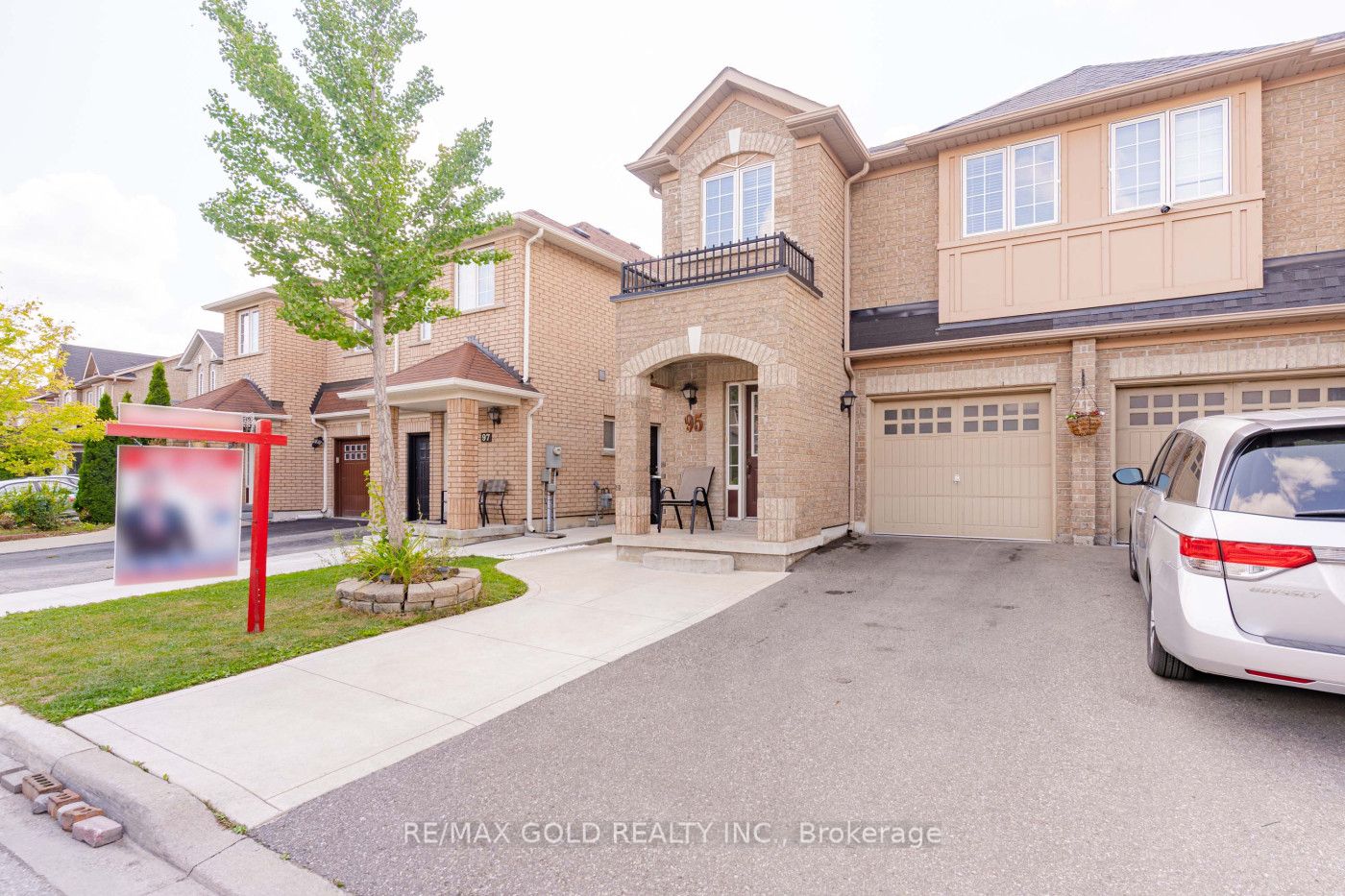 95 Crystalview Cres