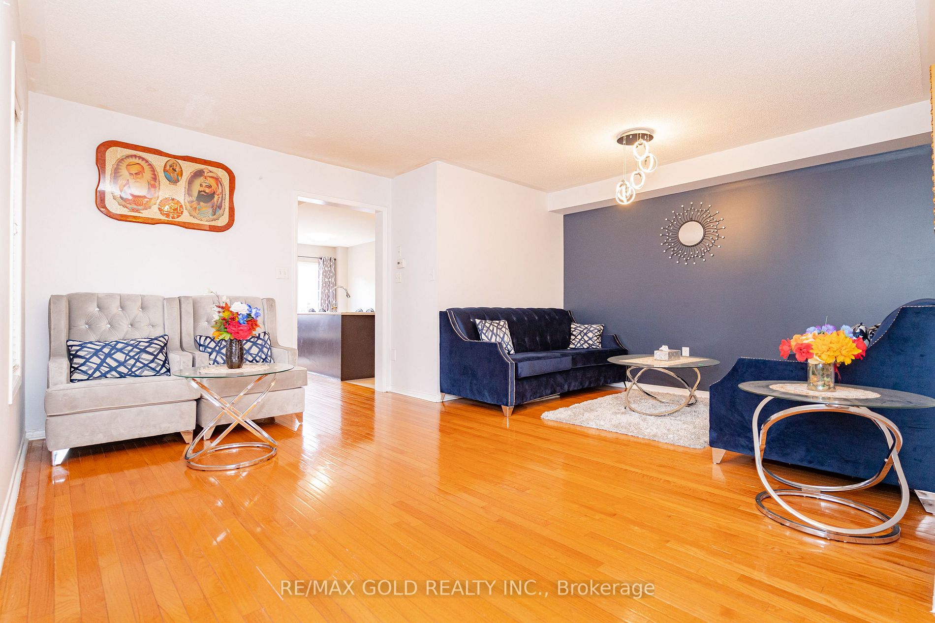 95 Crystalview Cres