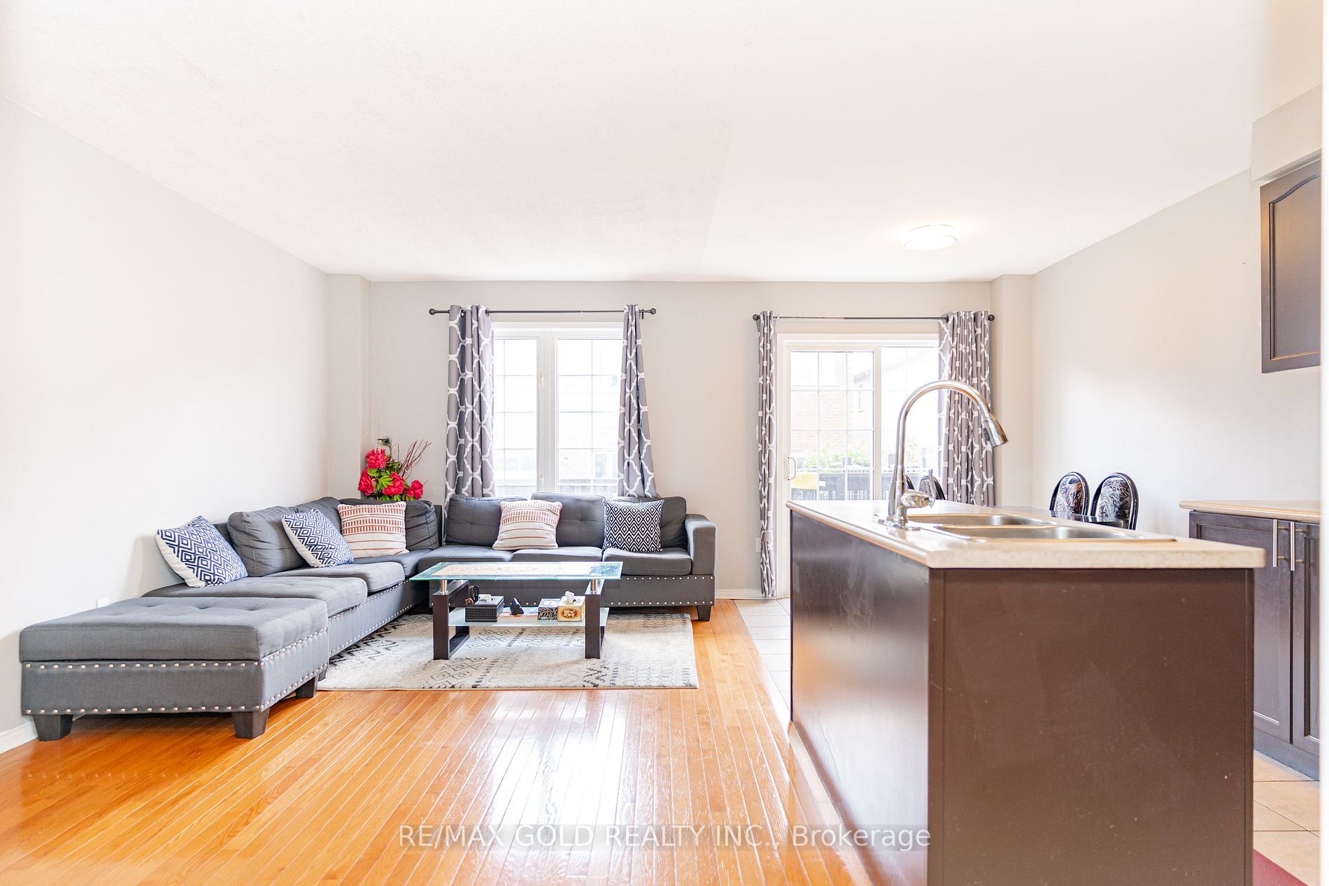 95 Crystalview Cres