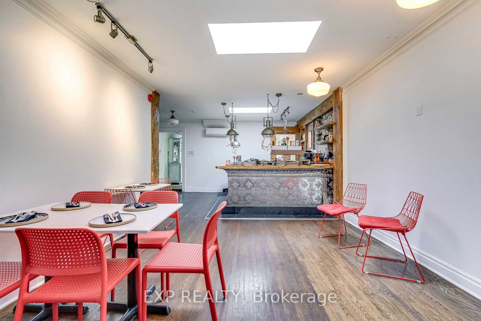 2197 Bloor St W