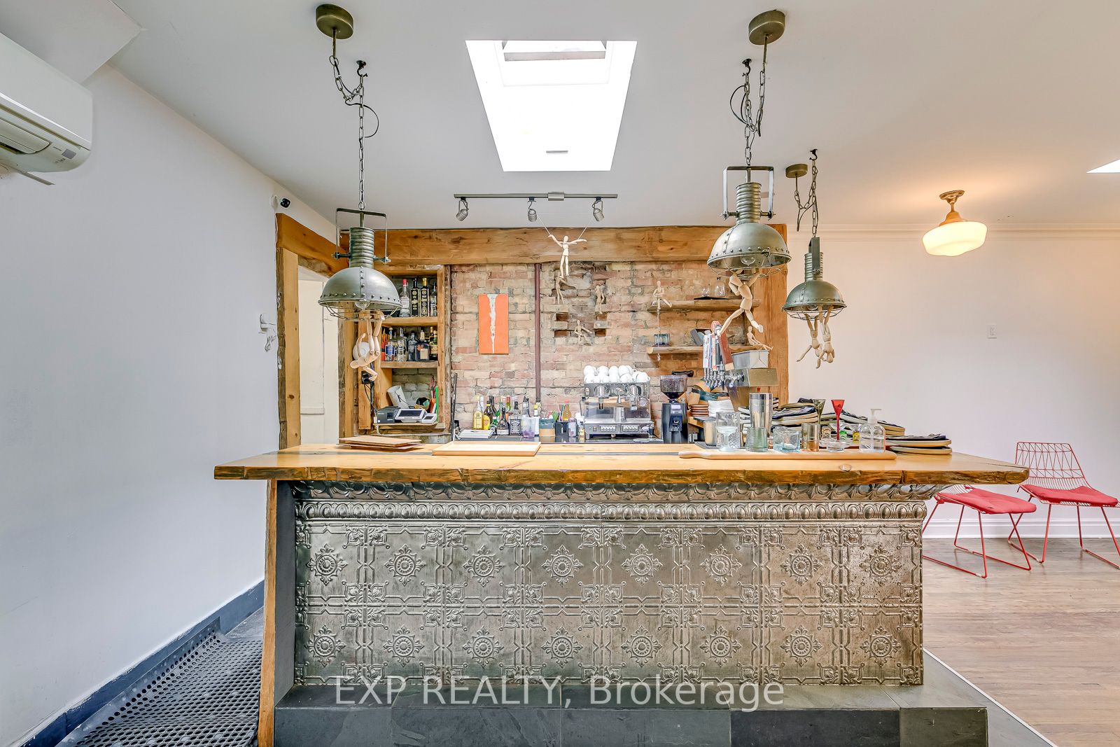 2197 Bloor St W