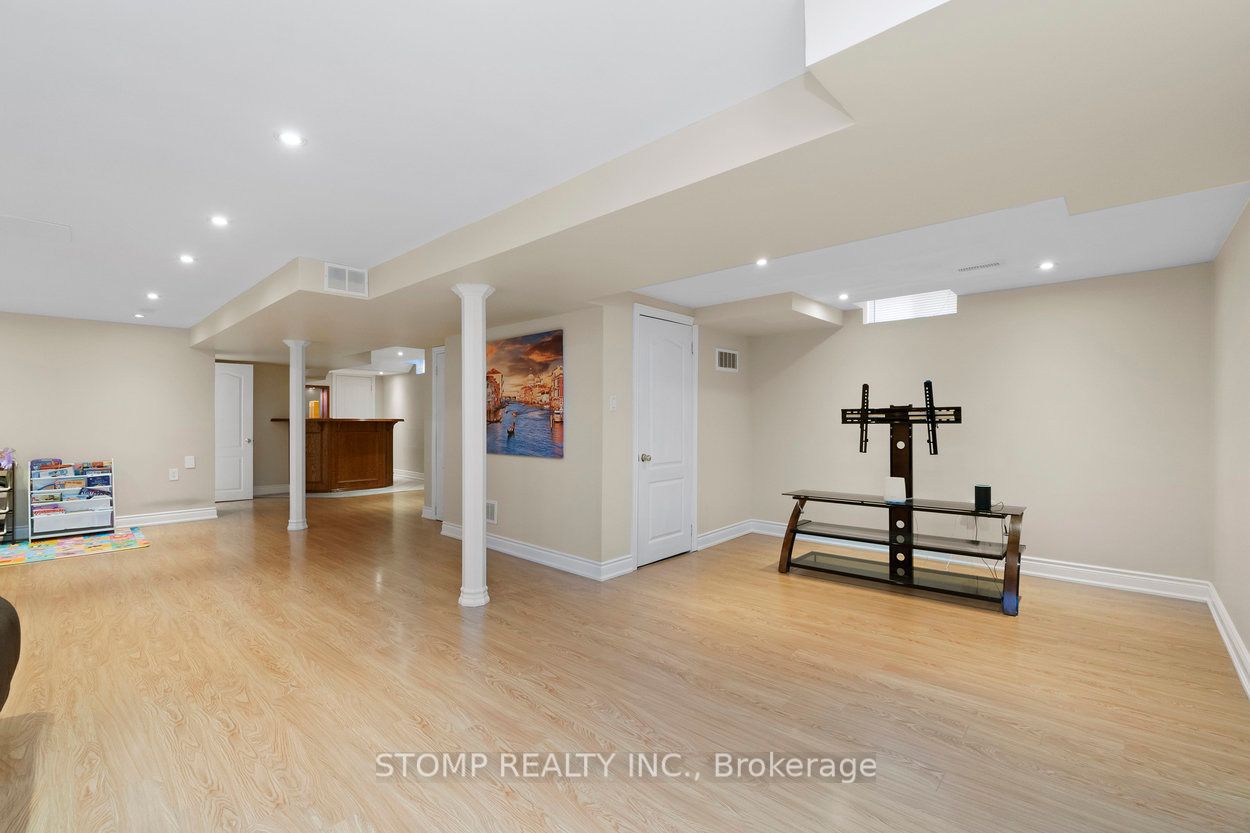 859 Mays Crescent