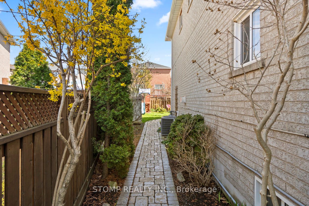 859 Mays Crescent