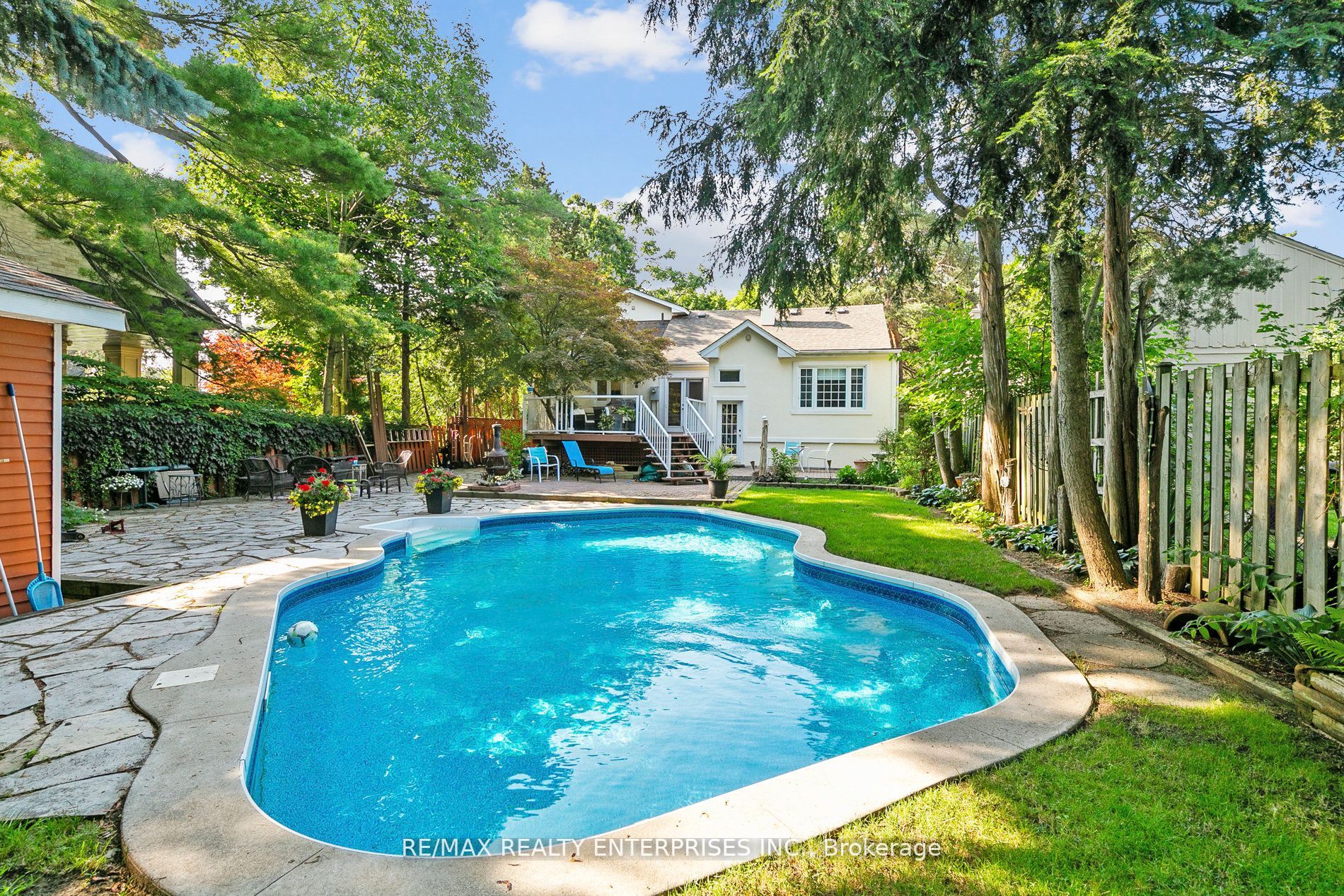 1061 Lorne Park Rd