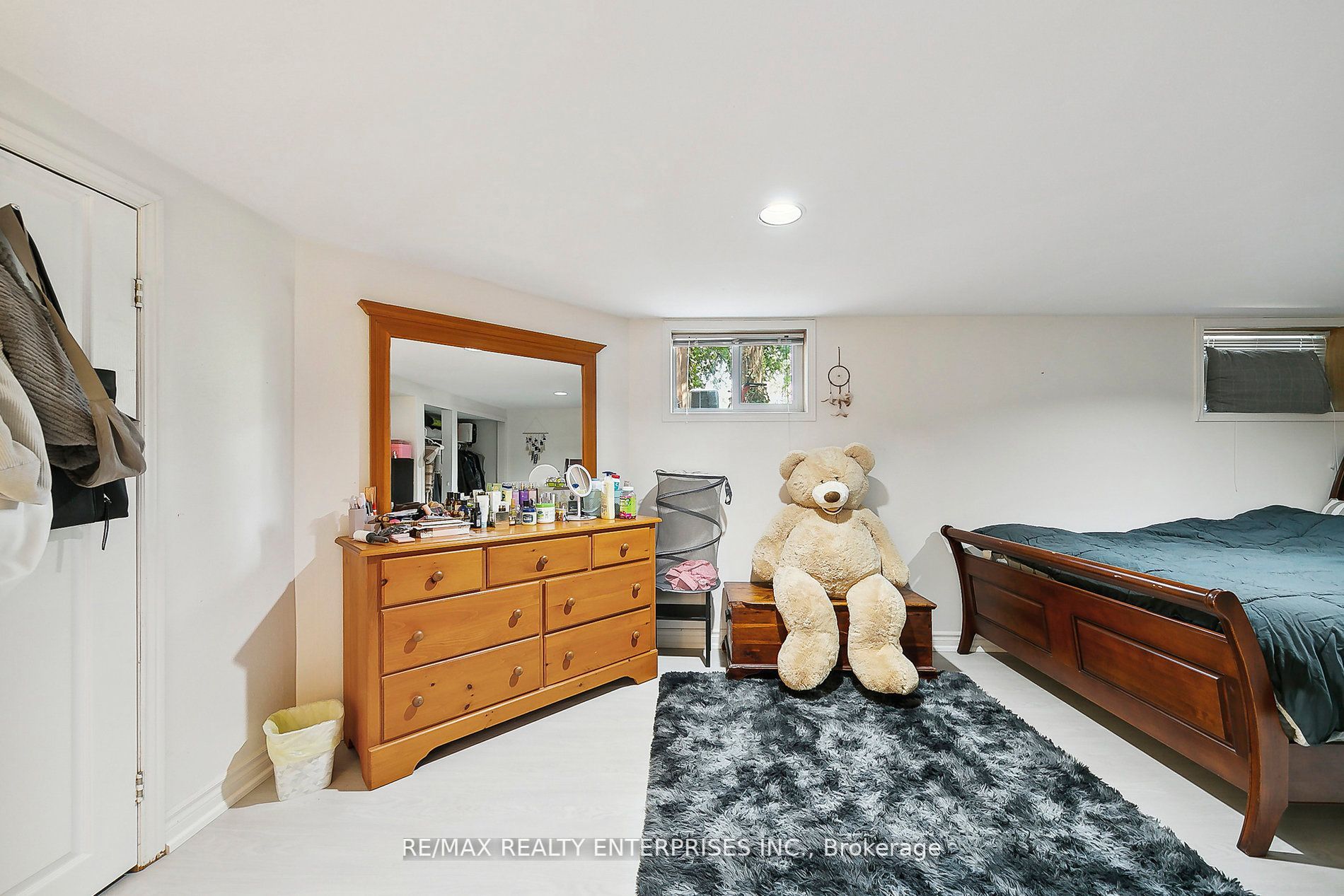 1061 Lorne Park Rd
