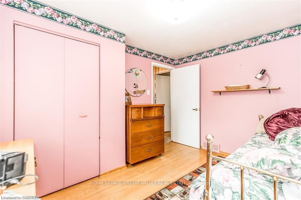 33 Roberts Cres