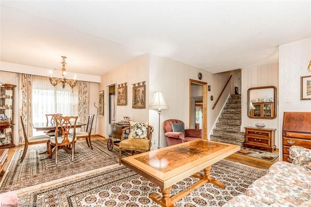 33 Roberts Cres
