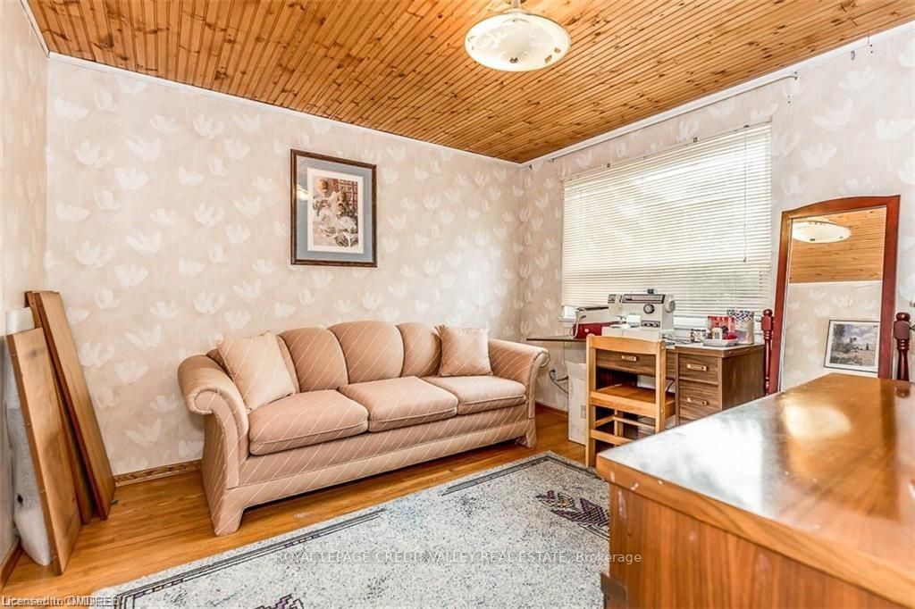 33 Roberts Cres