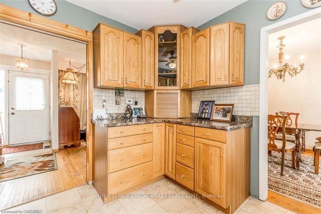 33 Roberts Cres