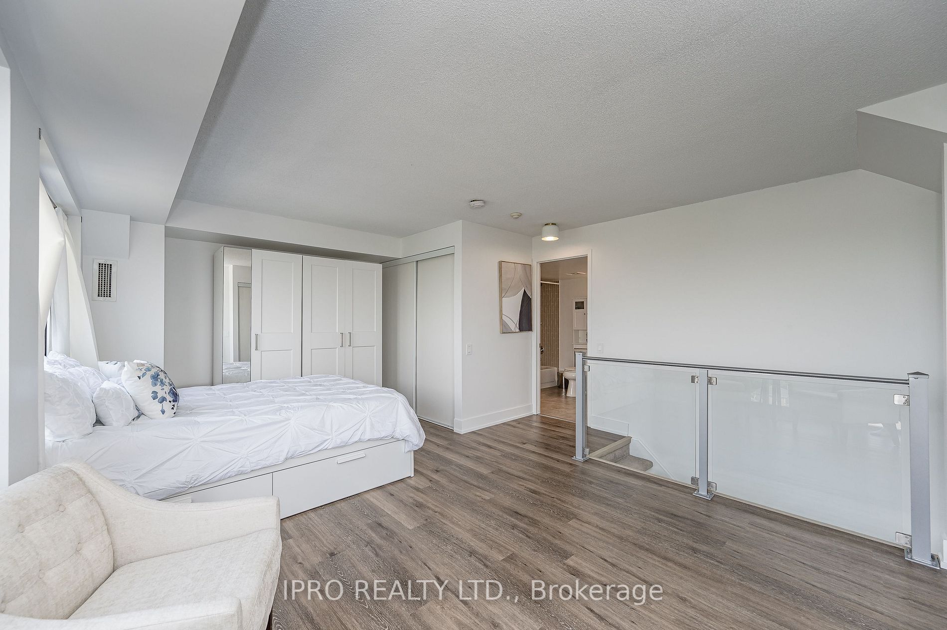 1040 The Queensway Ave, #901