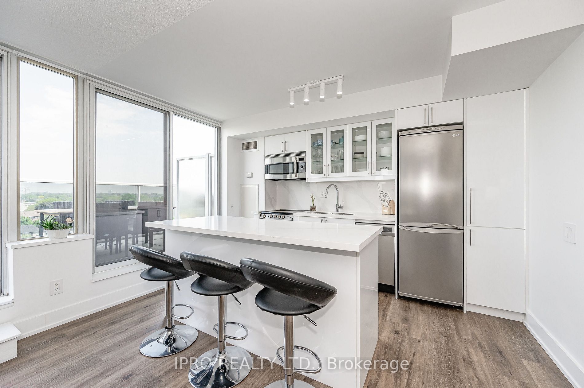 1040 The Queensway Ave, #901