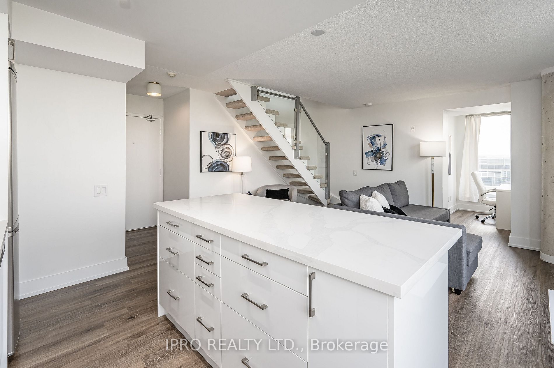 1040 The Queensway Ave, #901