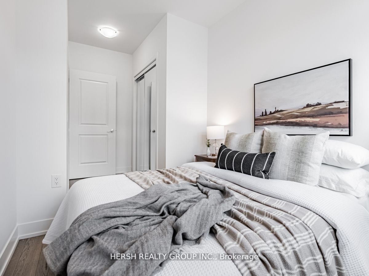 1095 Douglas Mccurdy Comm, #256