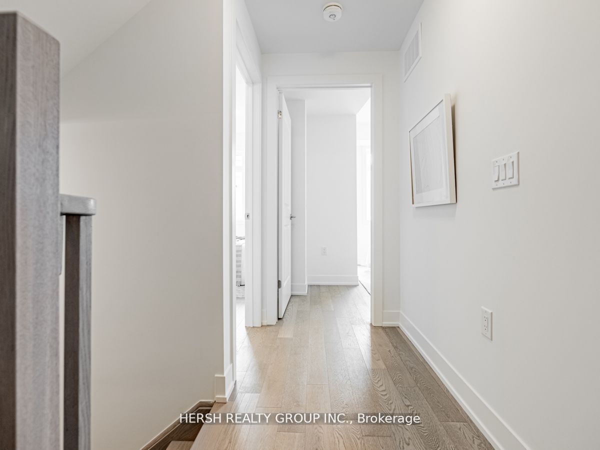 1095 Douglas Mccurdy Comm, #256