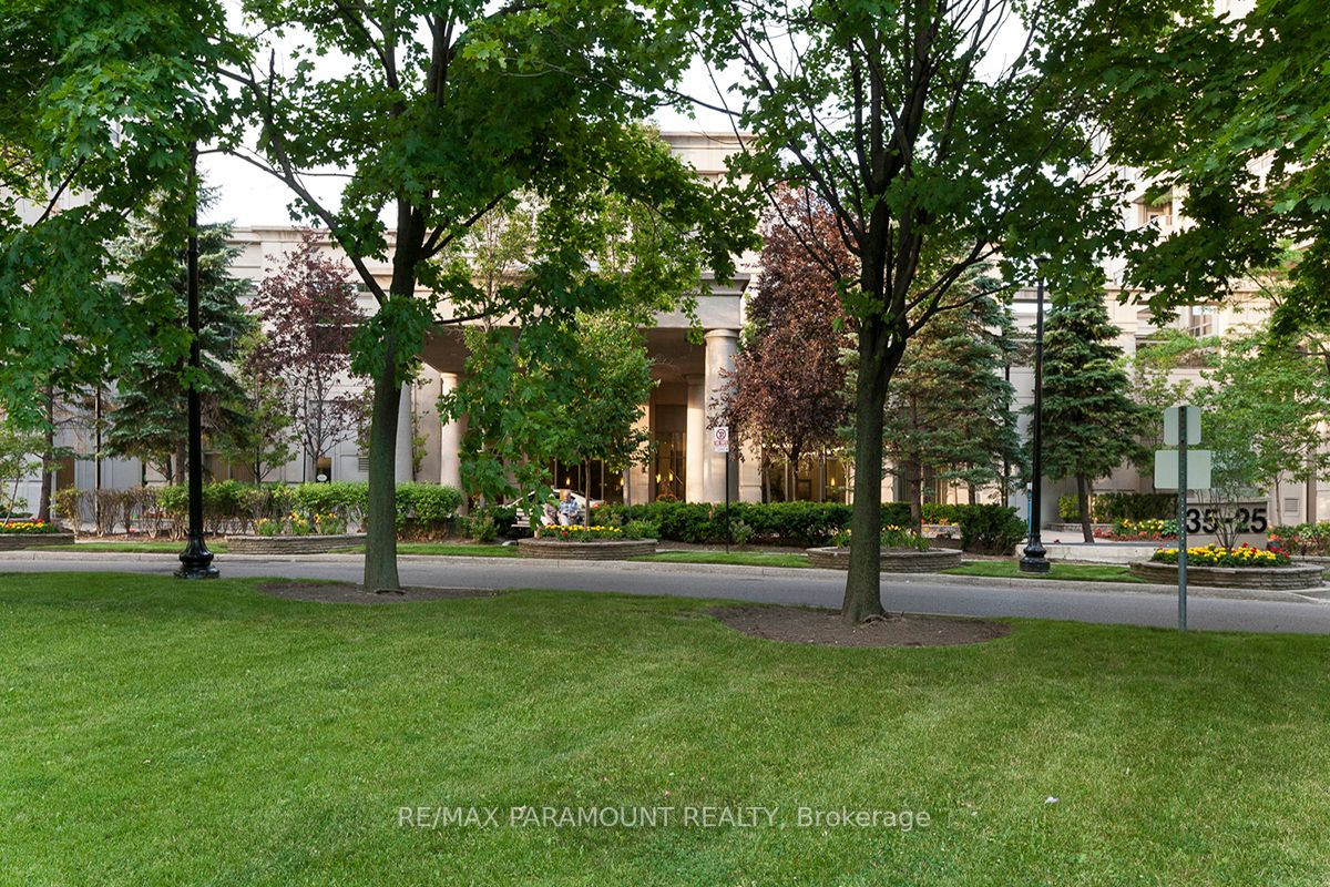 25 Kingsbridge Garden Circ, #2127