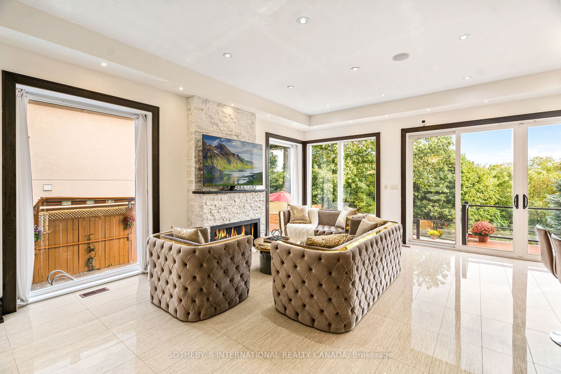 46 Ravenscrest Dr
