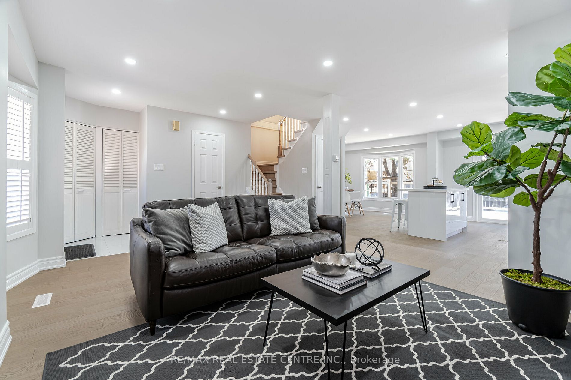 2256 Silverbirch Crt