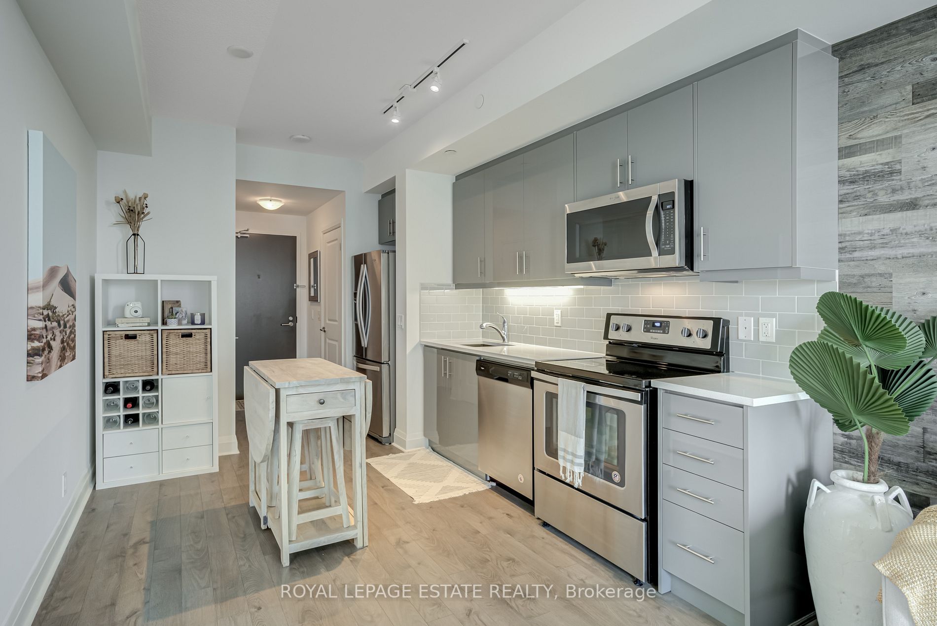 17 Zorra St, #711
