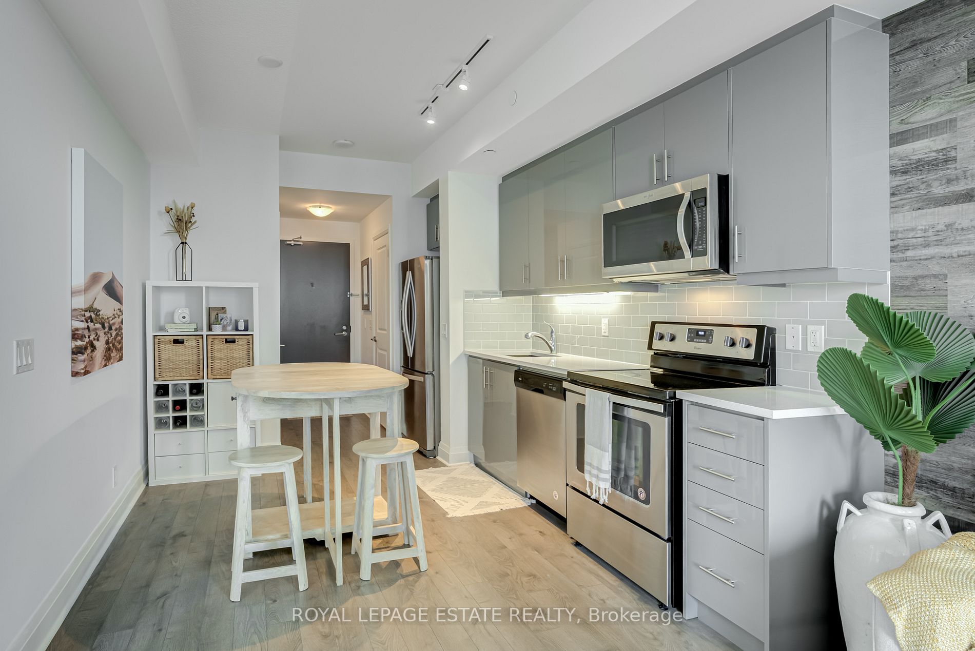 17 Zorra St, #711
