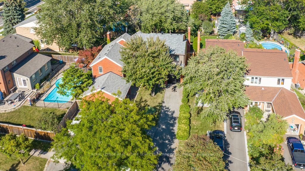 4227 Martlen Cres