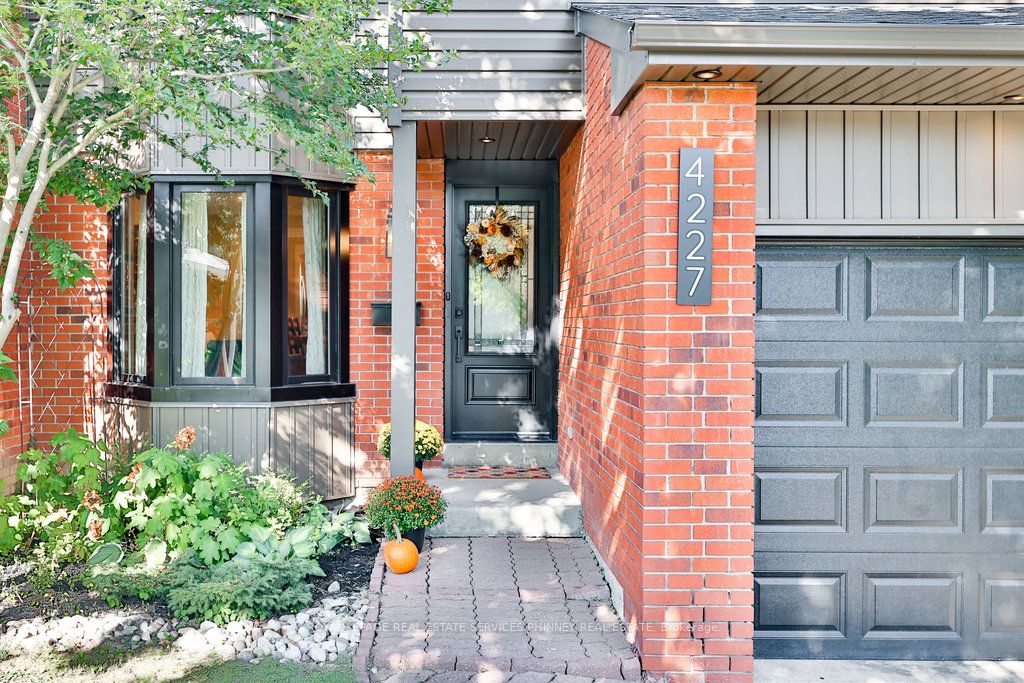 4227 Martlen Cres