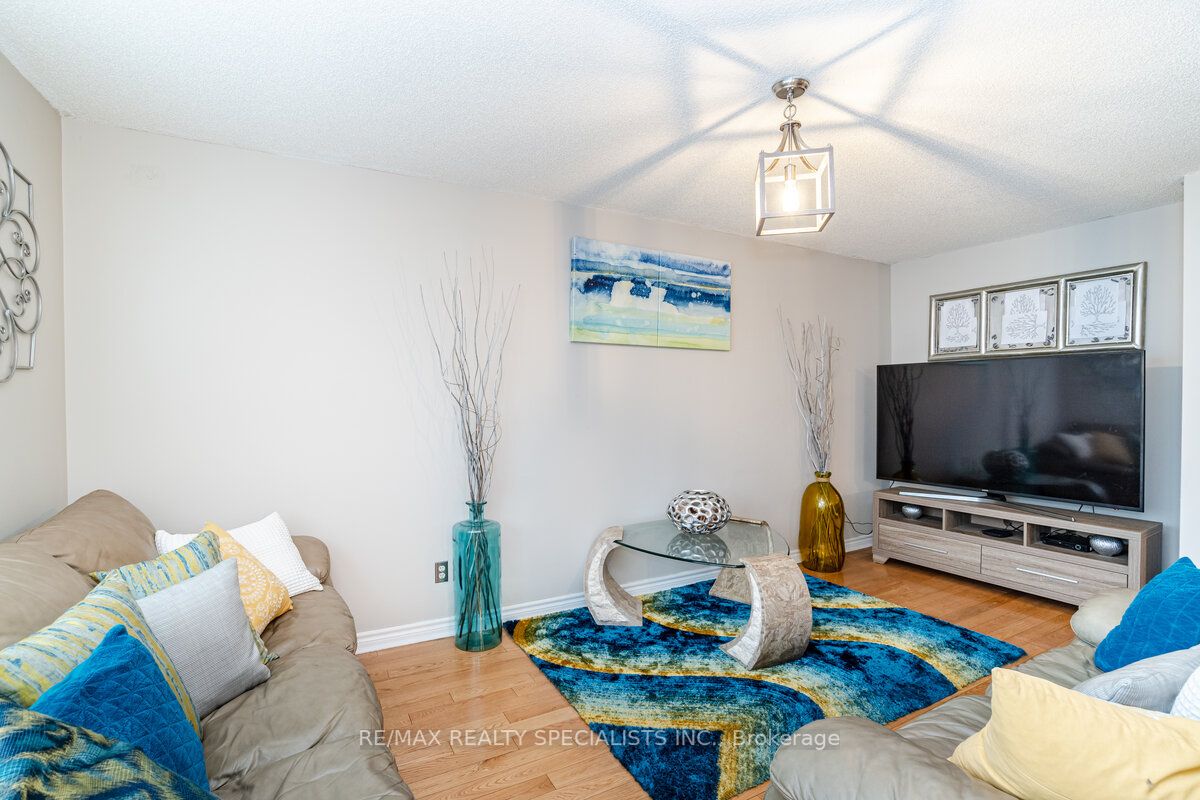 99 Pauline Cres