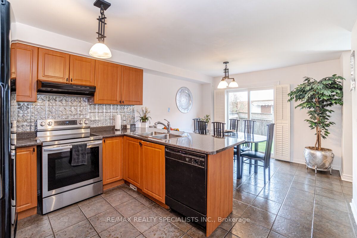 99 Pauline Cres
