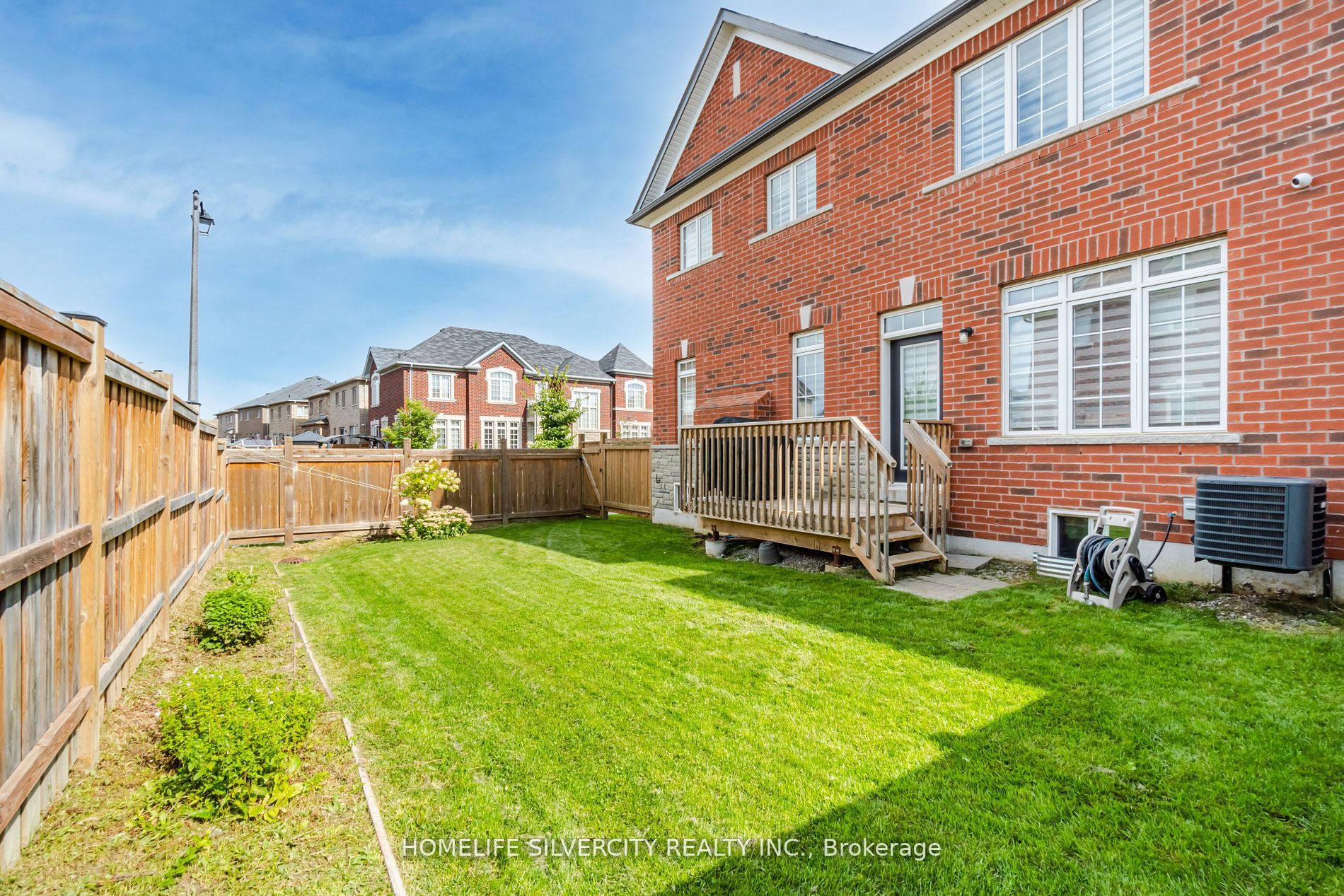 2 Maple Trail Rd W