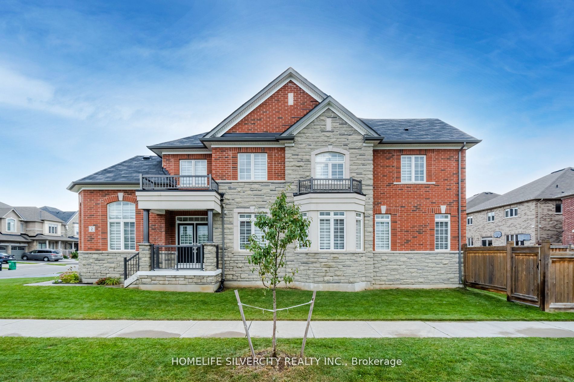 2 Maple Trail Rd W