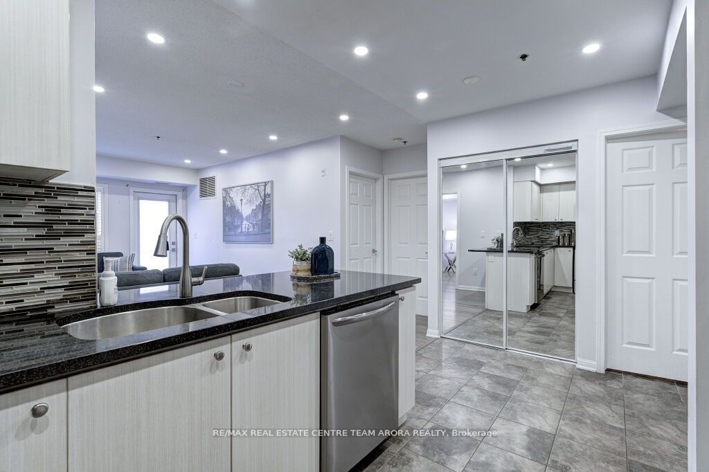 70 Baycliffe Cres, #106