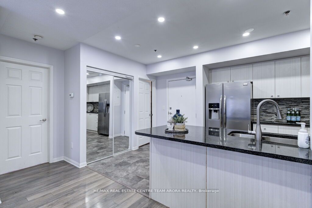 70 Baycliffe Cres, #106