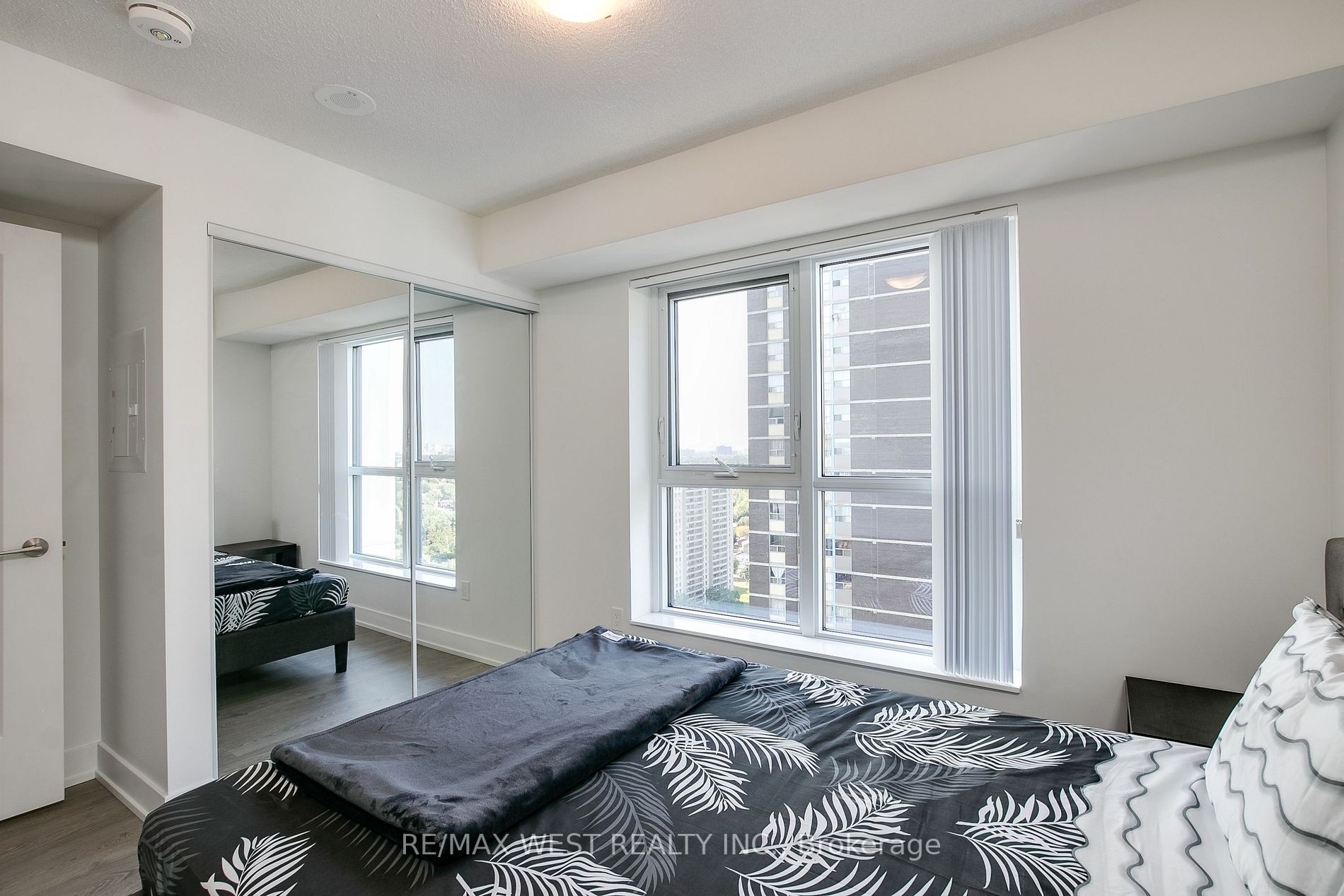 9 Mabelle Ave, #2717