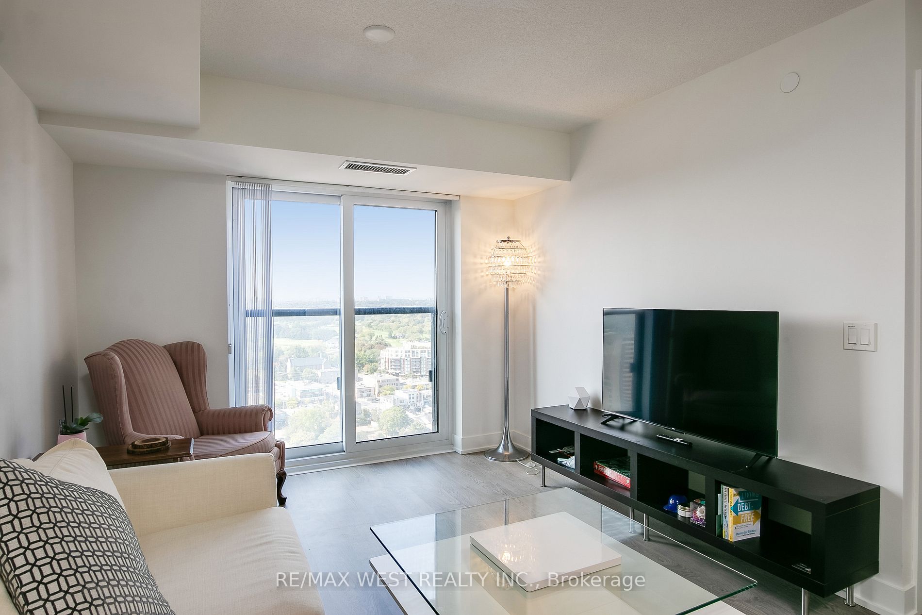 9 Mabelle Ave, #2717