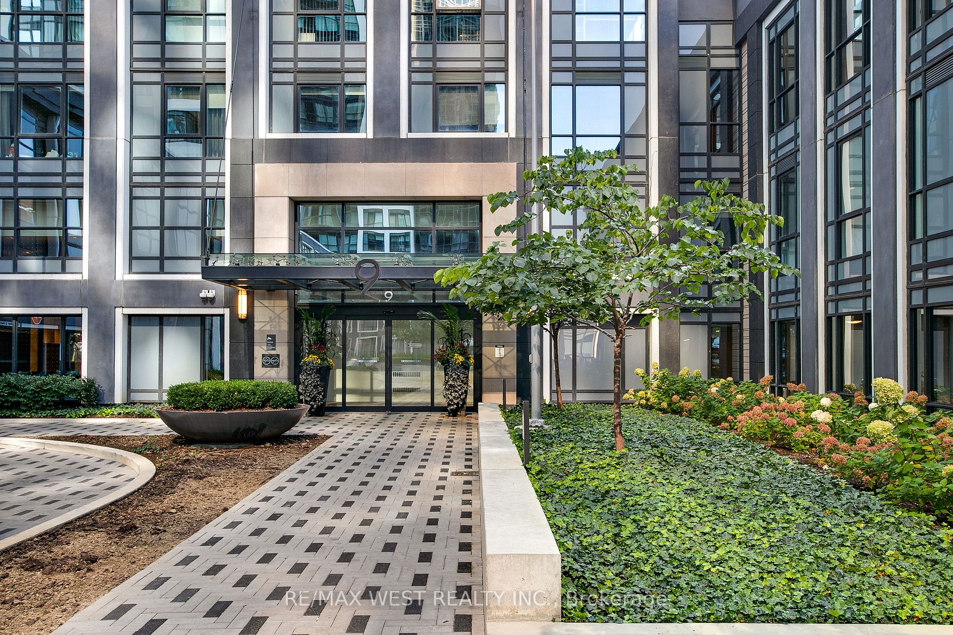9 Mabelle Ave, #2717