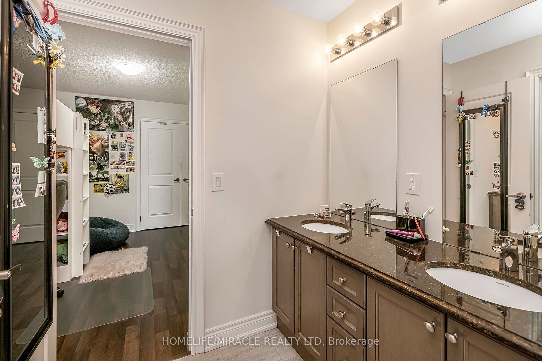 29 Sinatra St