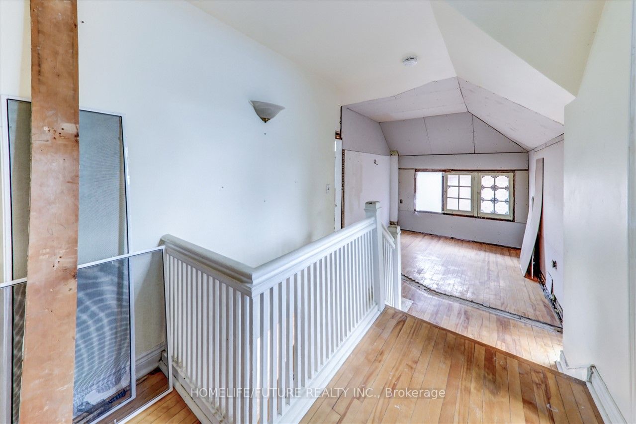 18A Indian Rd Cres