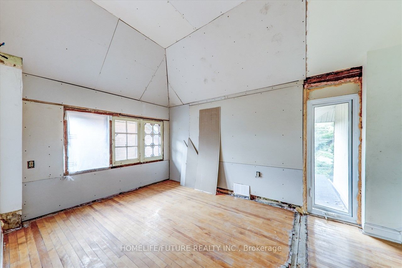 18A Indian Rd Cres