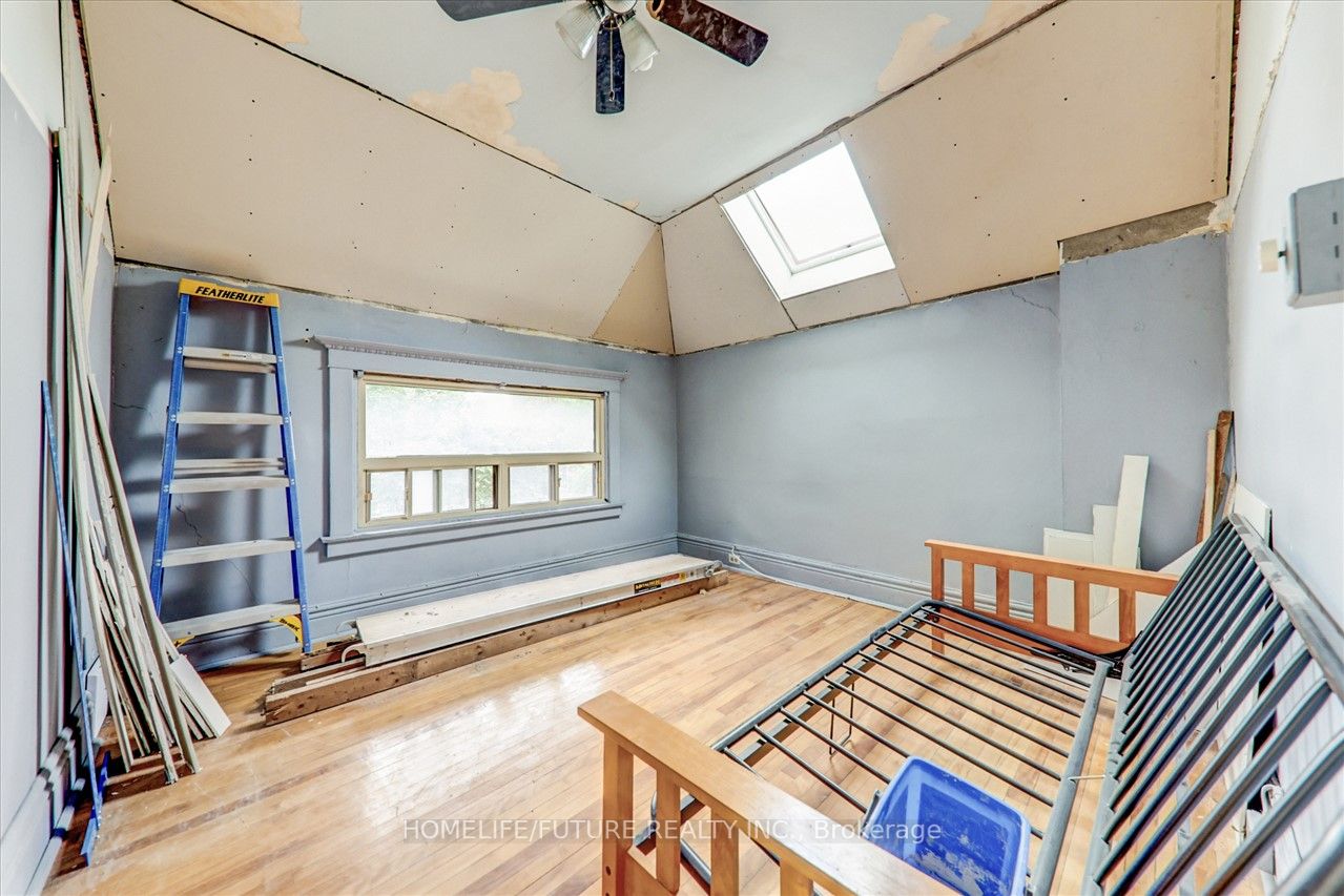 18A Indian Rd Cres