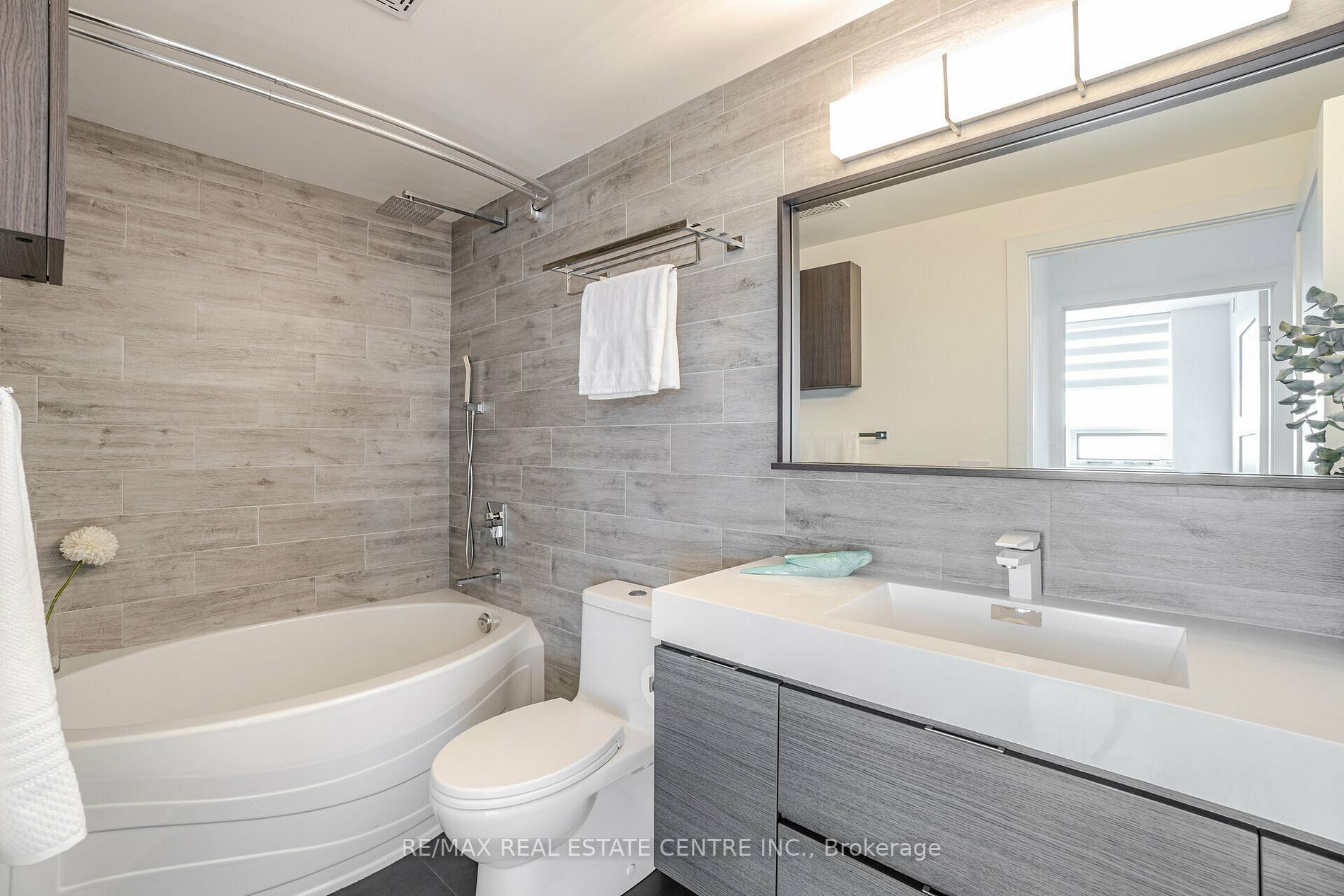 200 Burnhamthorpe Rd E, #1406
