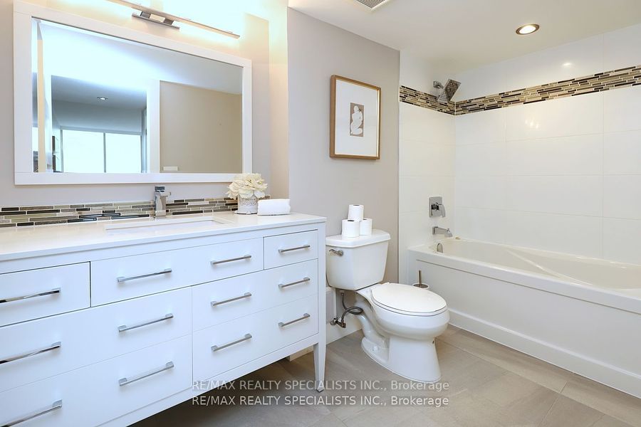 1360 Rathburn Rd E, #705