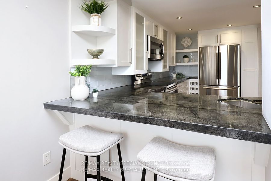 1360 Rathburn Rd E, #705