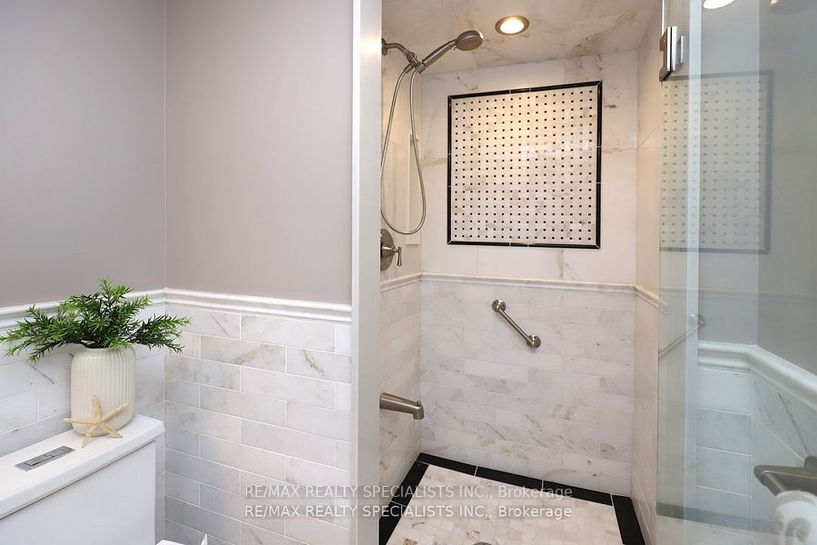 1360 Rathburn Rd E, #705
